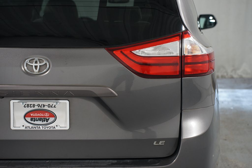 Thumbnail: 2017 Toyota Sienna - 10