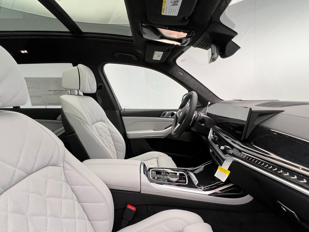 Thumbnail: 2026 BMW X7 - 6