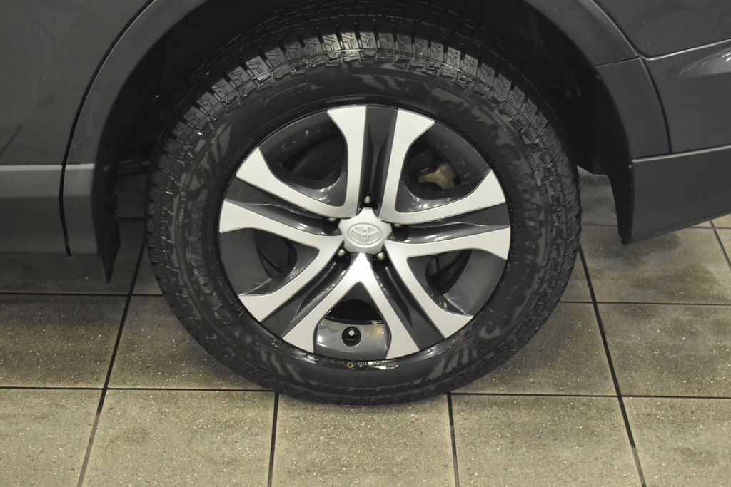 Thumbnail: 2018 Toyota RAV4 - 12