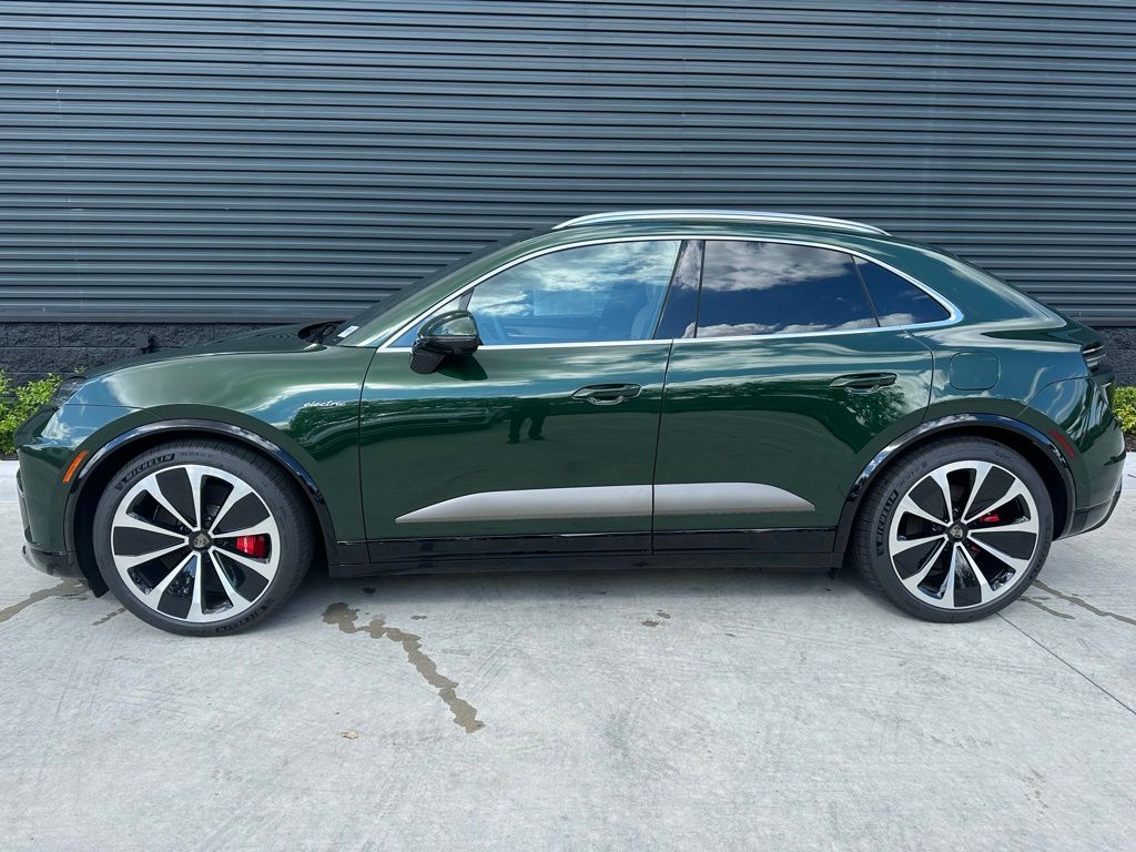 2024 Porsche Macan Turbo 2