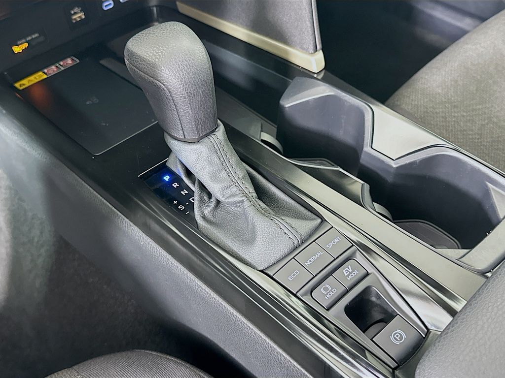 2025 Toyota Camry LE 16