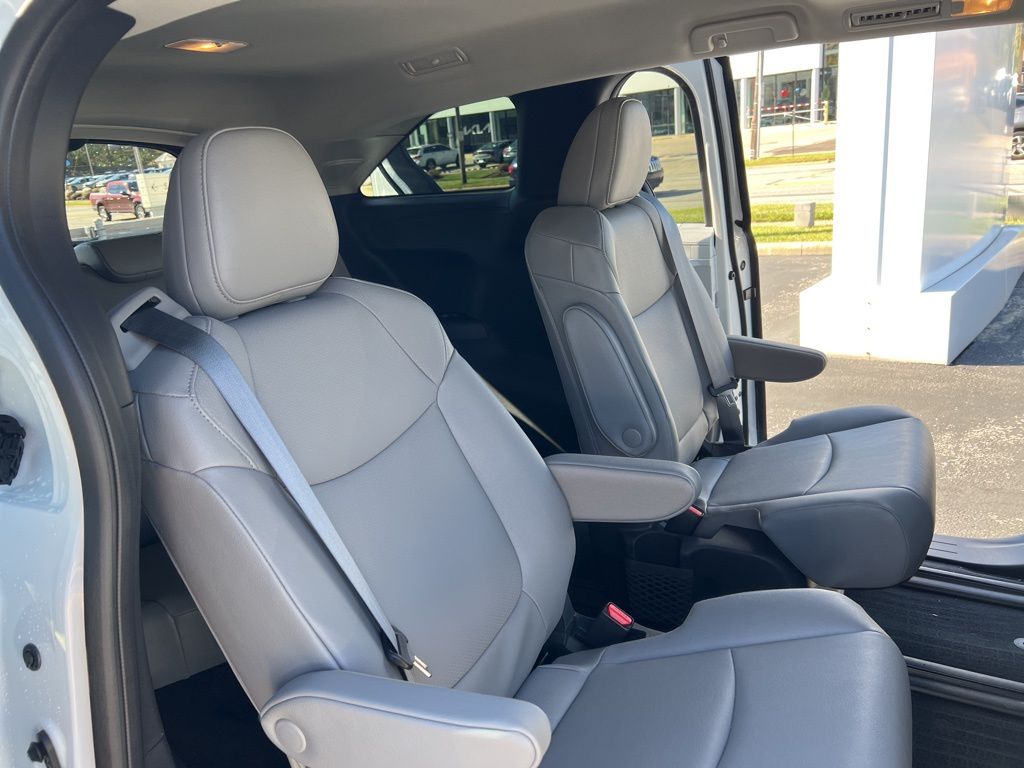 Thumbnail: 2025 Toyota Sienna - 21