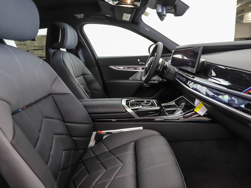Thumbnail: 2025 BMW 7 Series - 32