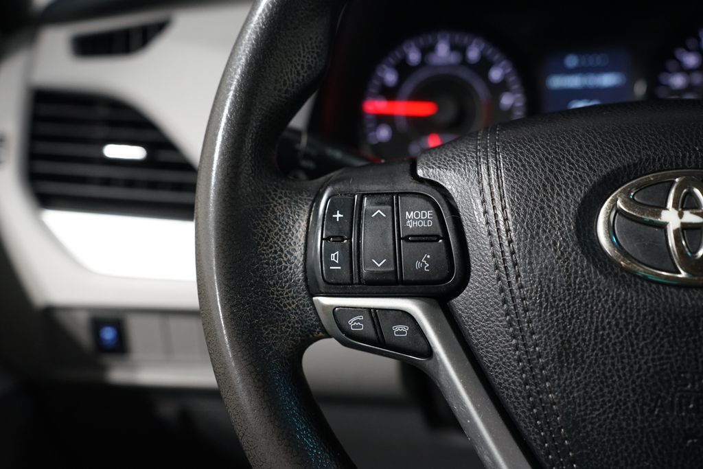 Thumbnail: 2017 Toyota Sienna - 14