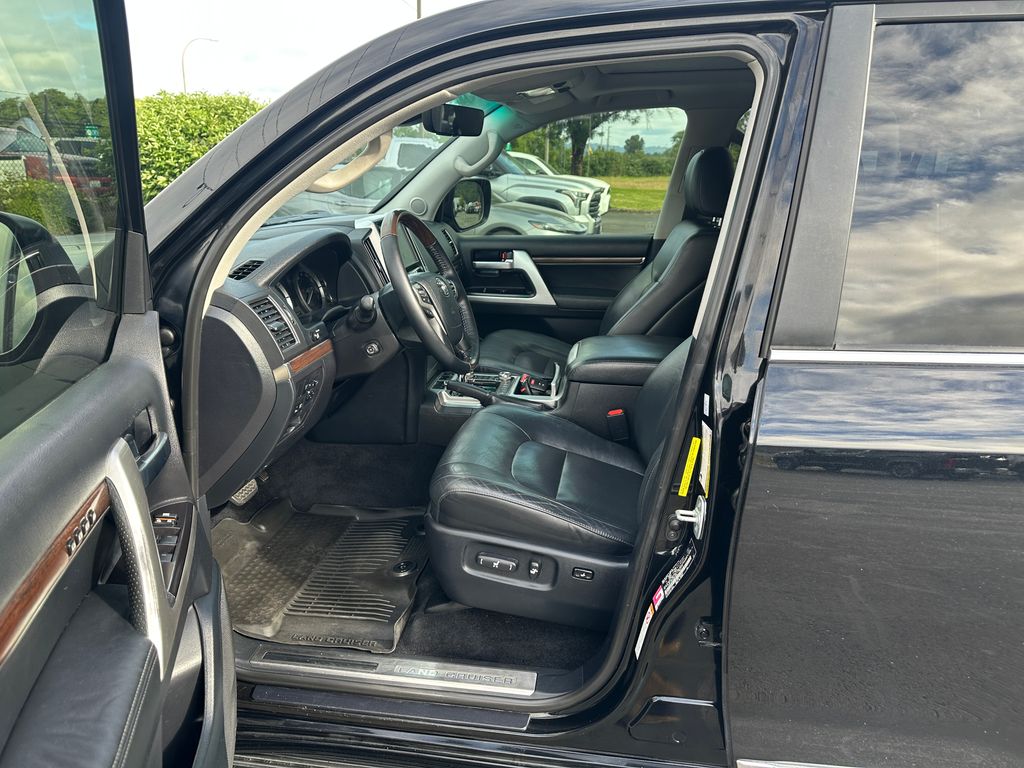 2016 Toyota Land Cruiser Base
