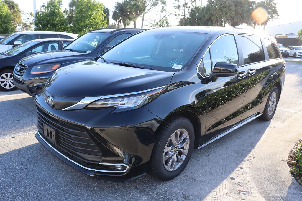 2023 Toyota Sienna XLE -
                West Palm Beach, FL