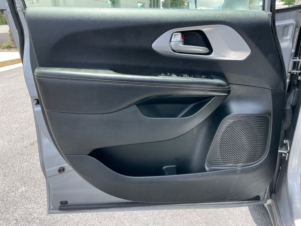 Thumbnail: 2018 Chrysler Pacifica - 24