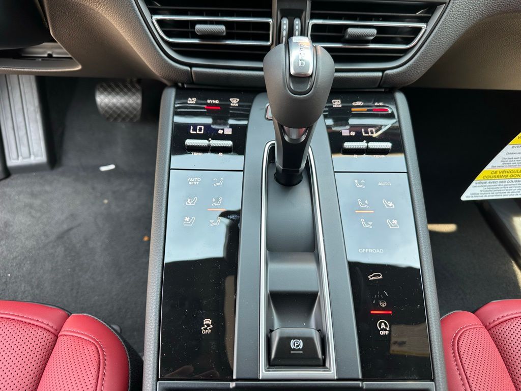 Thumbnail: 2026 Porsche Macan - 23