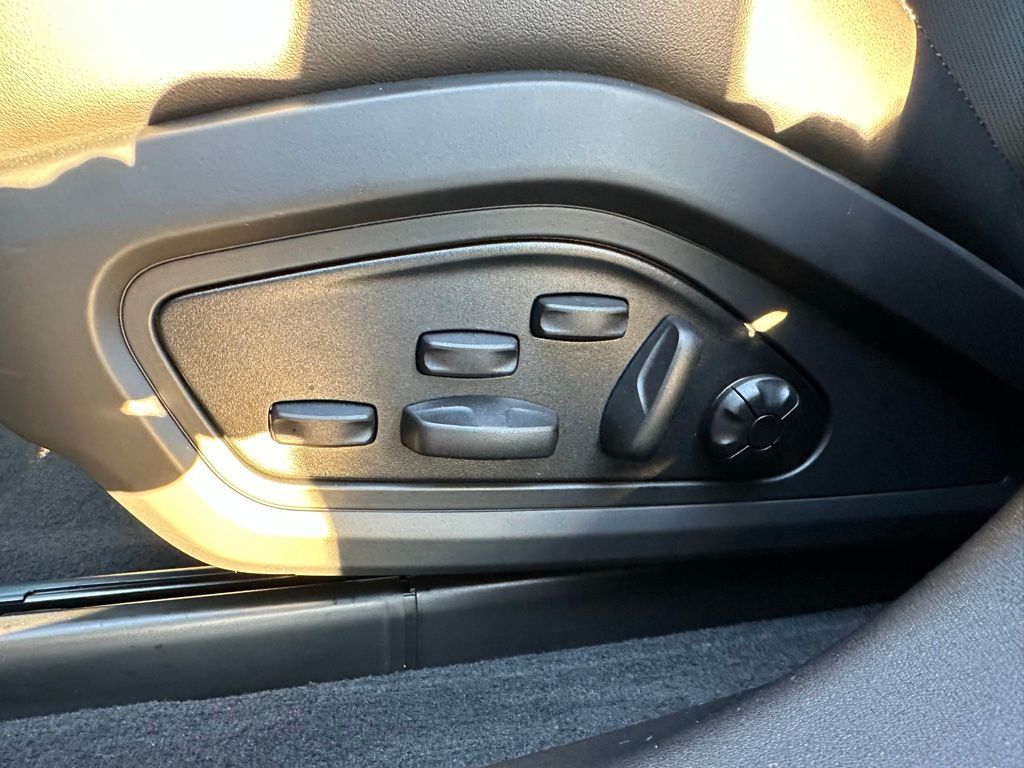 Thumbnail: 2025 Porsche Taycan - 31