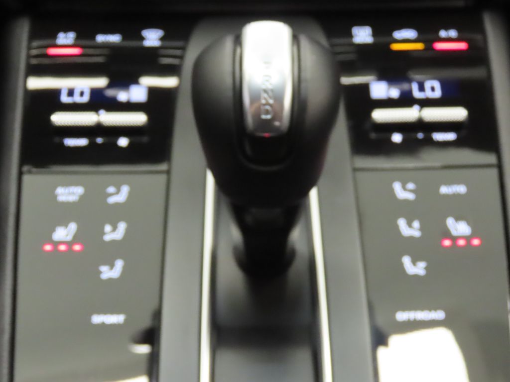 Thumbnail: 2026 Porsche Macan - 27