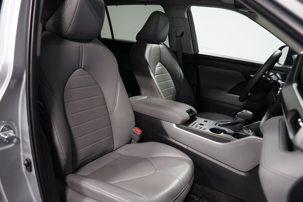 Thumbnail: 2023 Toyota Highlander - 29