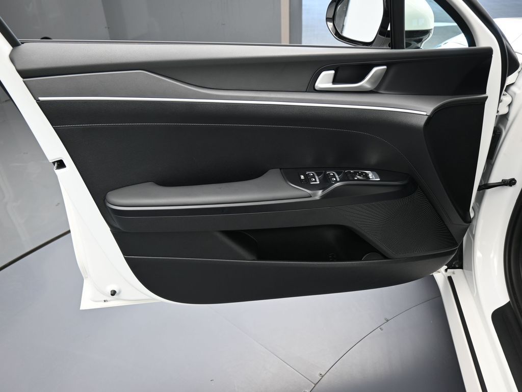 New 2025 Snow White Pearl Kia LXS image 12