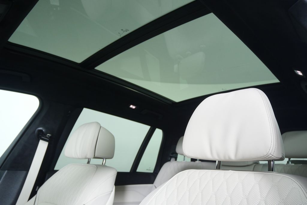 Thumbnail: 2026 BMW X7 - 11