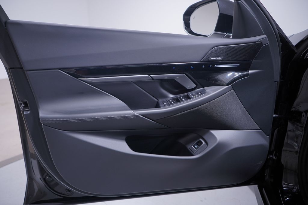 Thumbnail: 2025 BMW 5 Series - 16