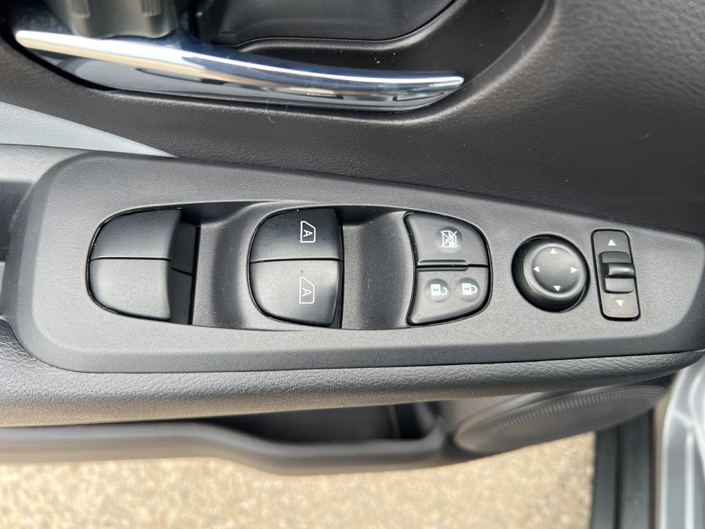 2024 Nissan Kicks SR photo