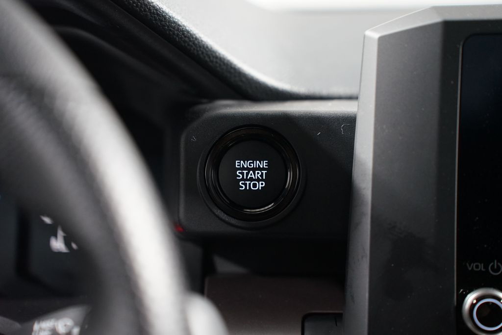 2025 Toyota Tacoma SR5 18