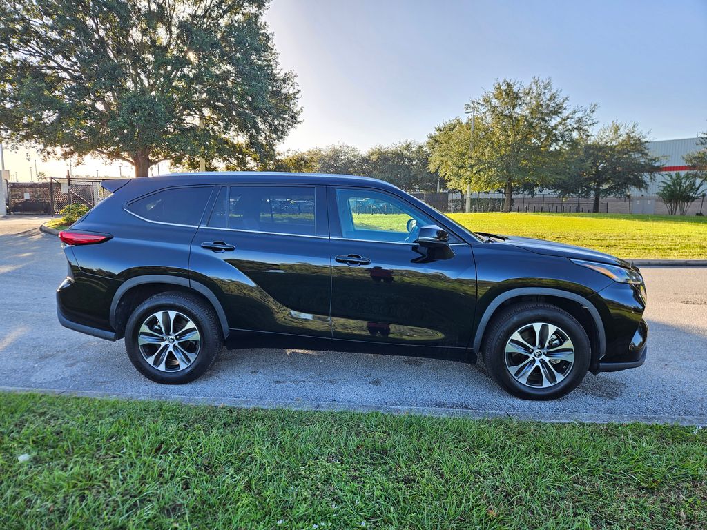 Thumbnail: 2022 Toyota Highlander - 6