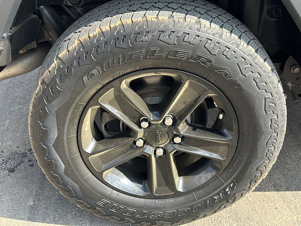 Used 2022 Gray Jeep Unlimited Sahara Altitude image 17