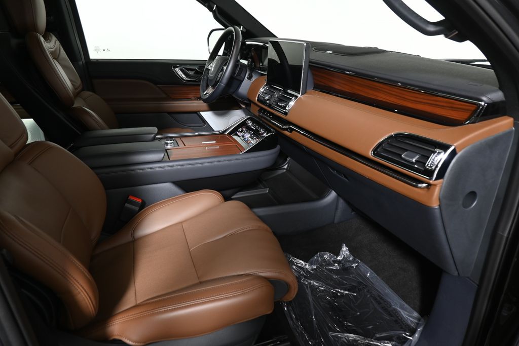 Thumbnail: 2024 Lincoln Navigator - 26