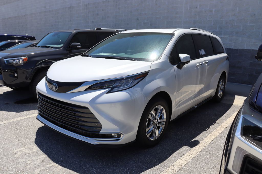 2024 Toyota Sienna XLE -
                West Palm Beach, FL