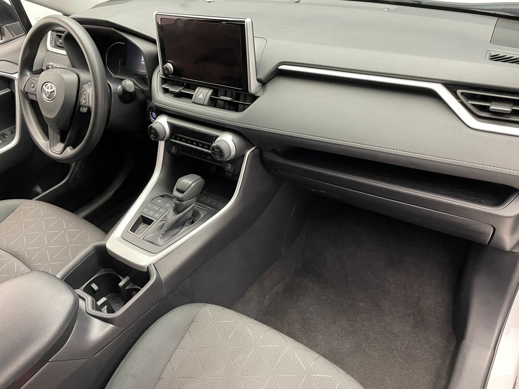 2024 Toyota RAV4 XLE 16