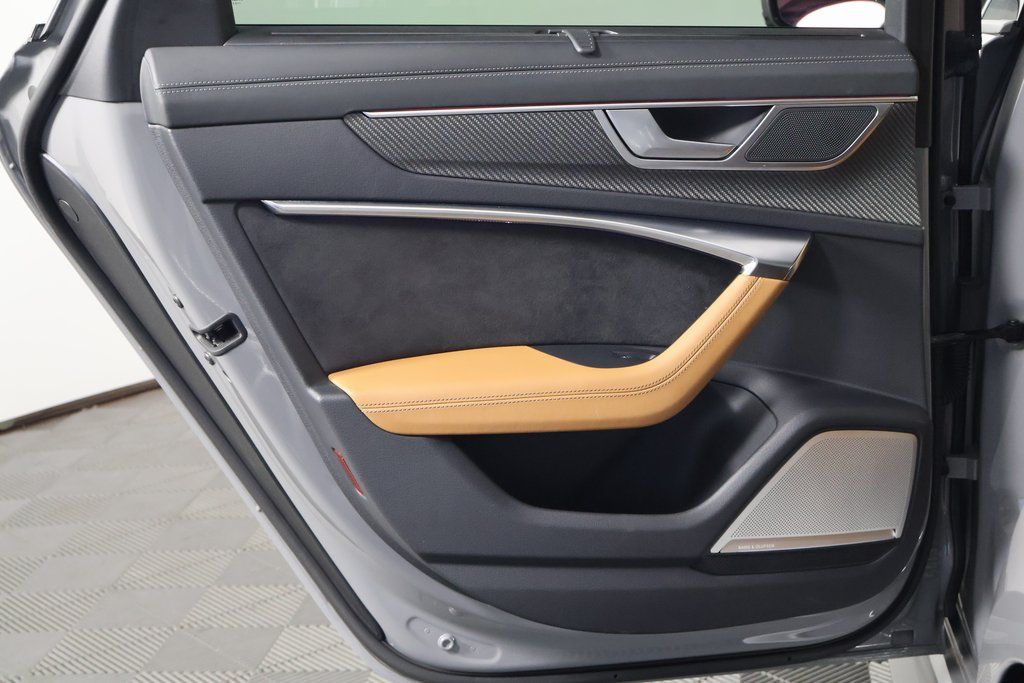 Thumbnail: 2024 Audi RS 6 - 13