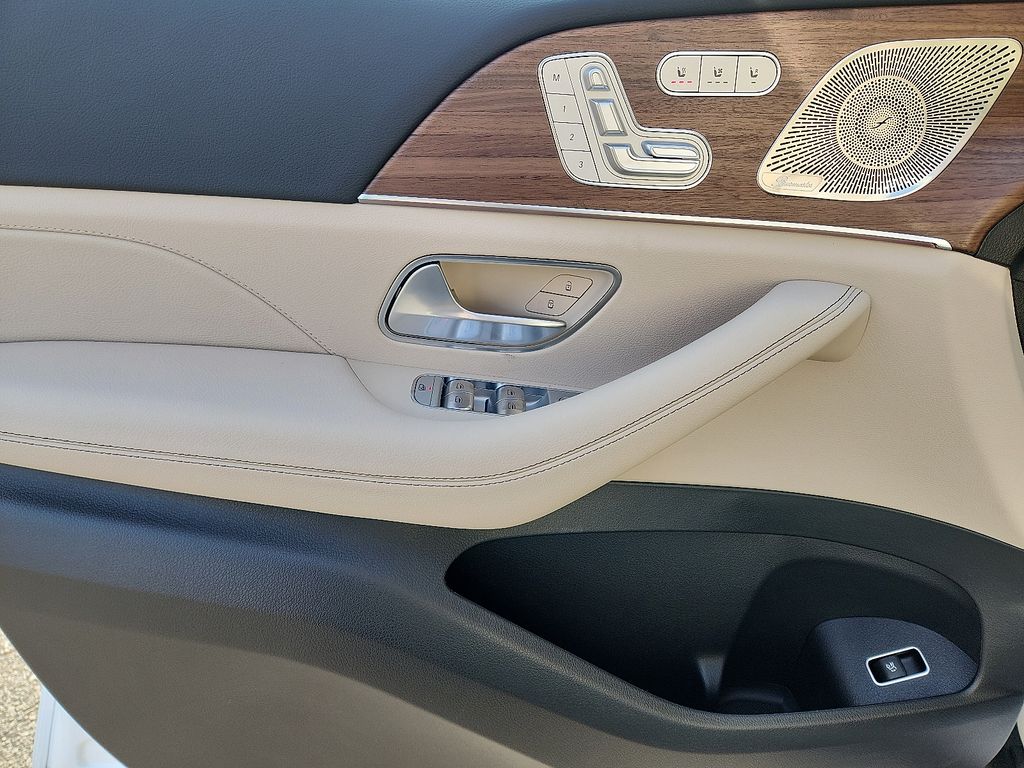 Thumbnail: 2026 Mercedes-Benz GLE - 8