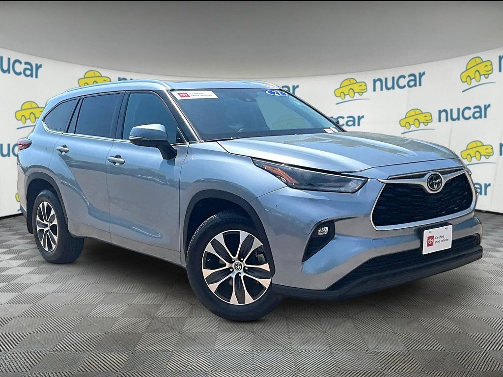 Moon Dust 2021 Toyota Highlander XLE AWD SUV / Crossover All-Wheel Drive 8-Speed Automatic