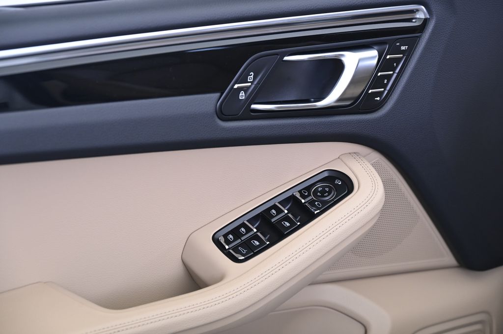 Thumbnail: 2025 Porsche Macan - 27