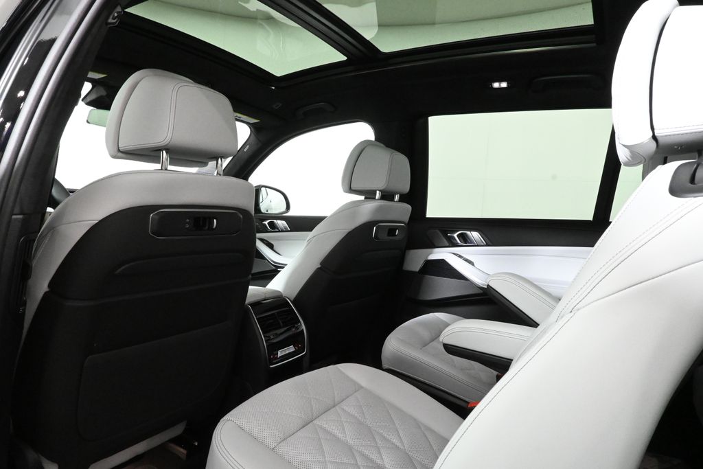 Thumbnail: 2027 BMW X7 - 32