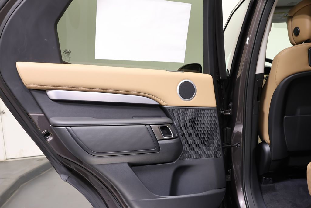Thumbnail: 2026 Land Rover Discovery - 32