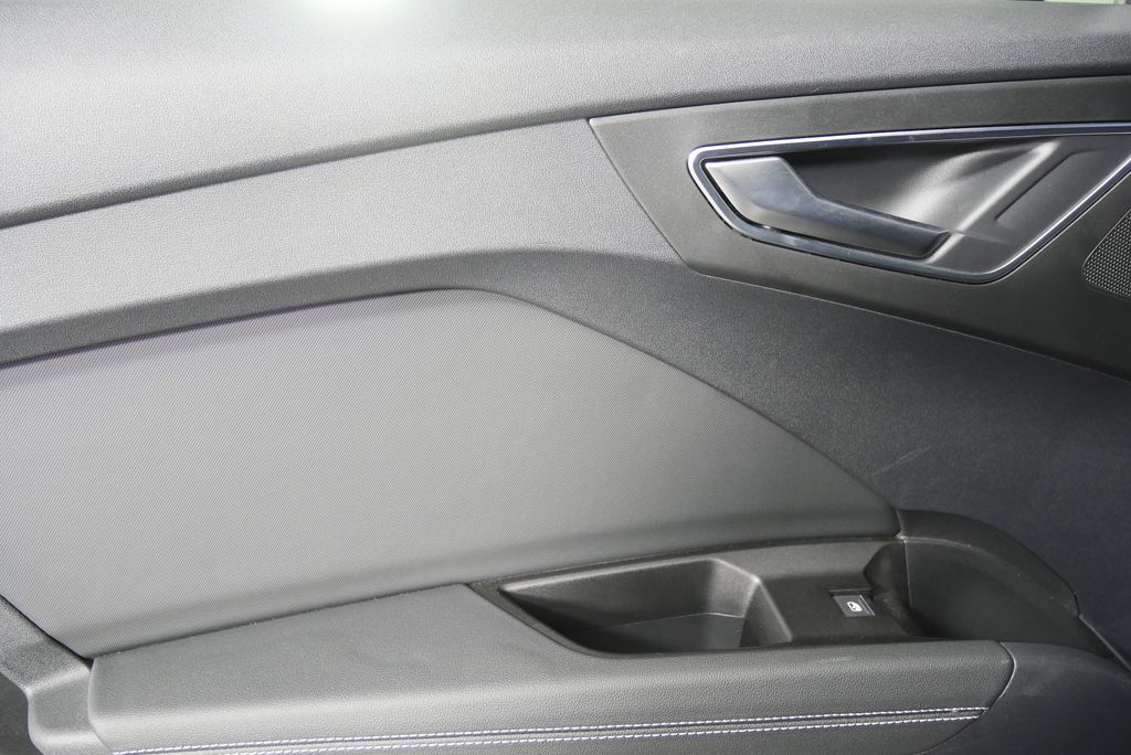 Thumbnail: 2022 Audi Q4 e-tron - 14