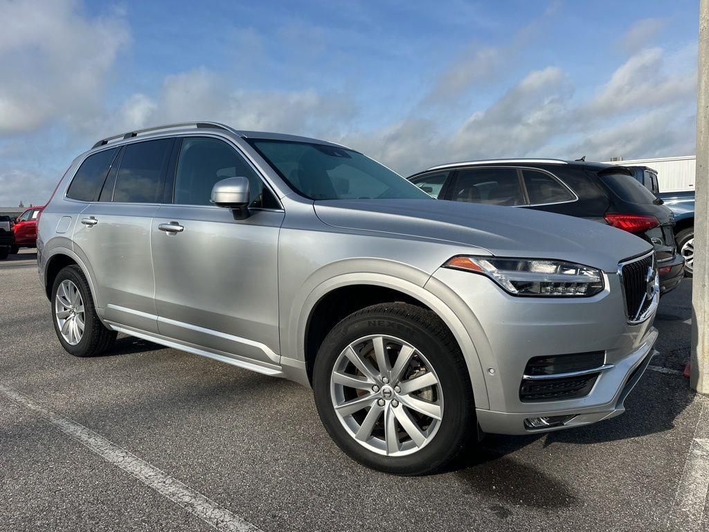Bright Silver Metallic 2018 Volvo XC90 T5 Momentum 7-Passenger FWD SUV / Crossover Front-Wheel Drive Automatic