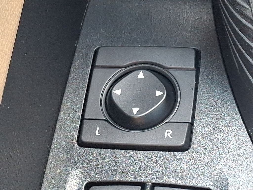 2021 Toyota RAV4 XLE 28