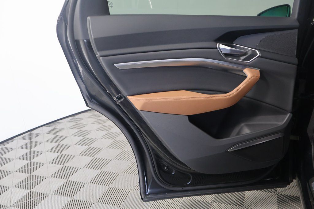 2022 Audi e-tron Premium Plus 13