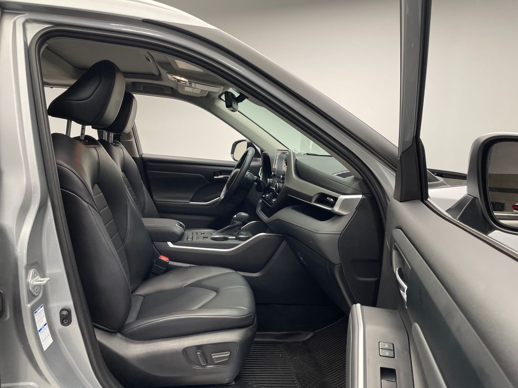 2022 Toyota Highlander XLE 17