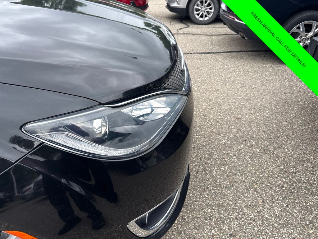 Used 2019 Black Chrysler Touring L image 4