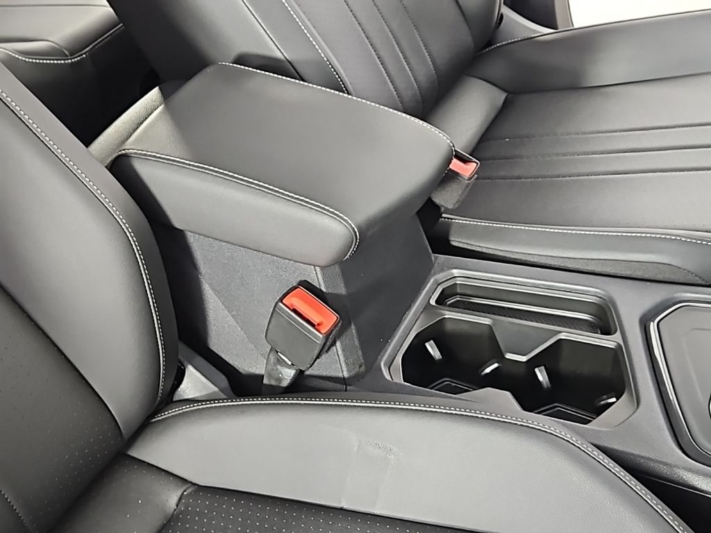 Thumbnail: 2023 Volkswagen Tiguan - 16