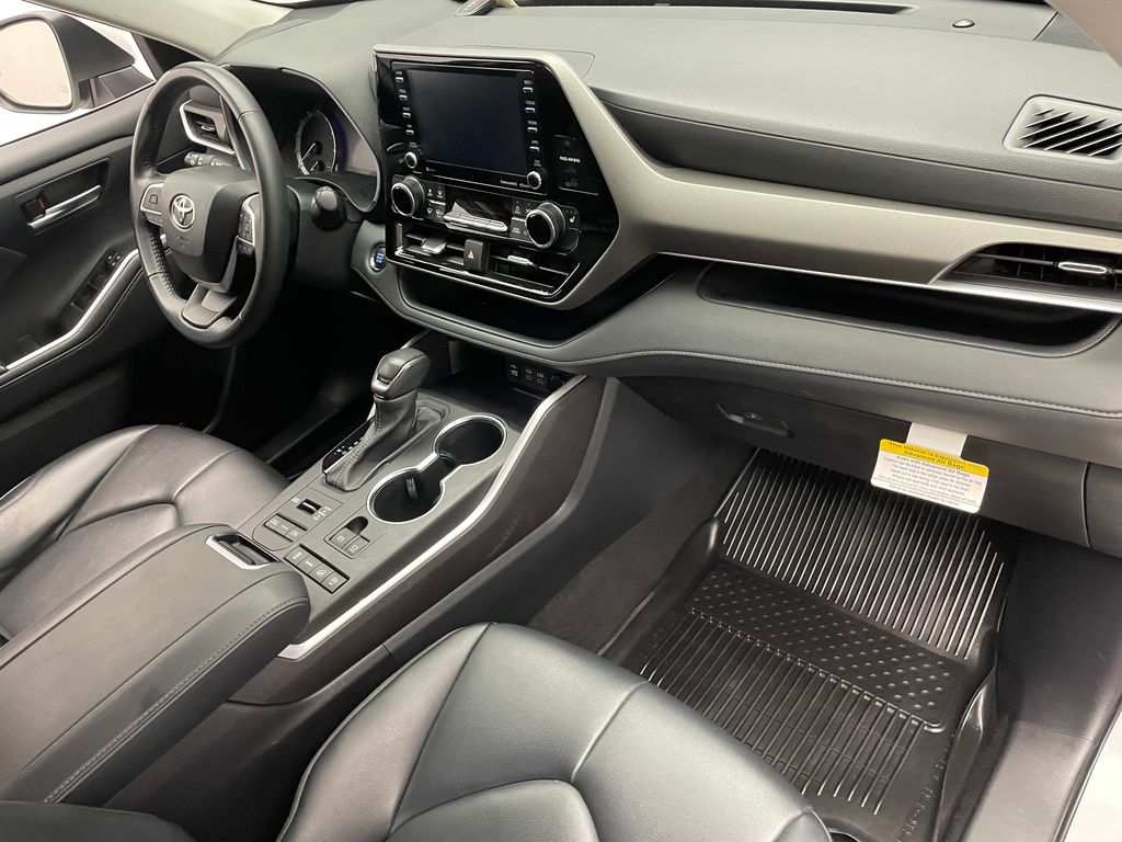 Thumbnail: 2022 Toyota Highlander - 20