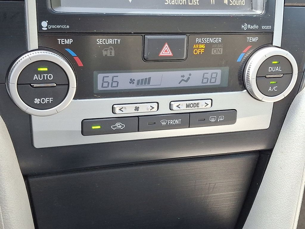 2014 Toyota Camry XLE 16