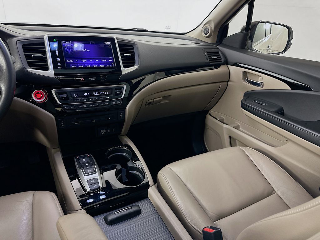 Thumbnail: 2016 Honda Pilot - 23