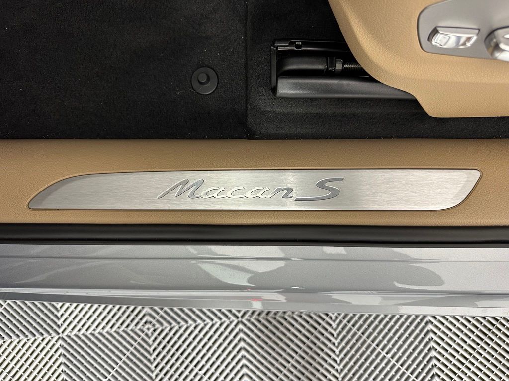 Thumbnail: 2026 Porsche Macan - 21