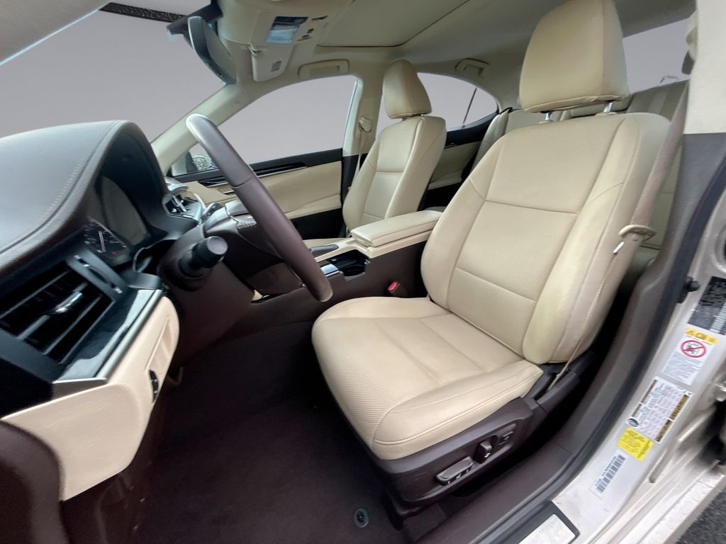 Thumbnail: 2016 Lexus ES - 16