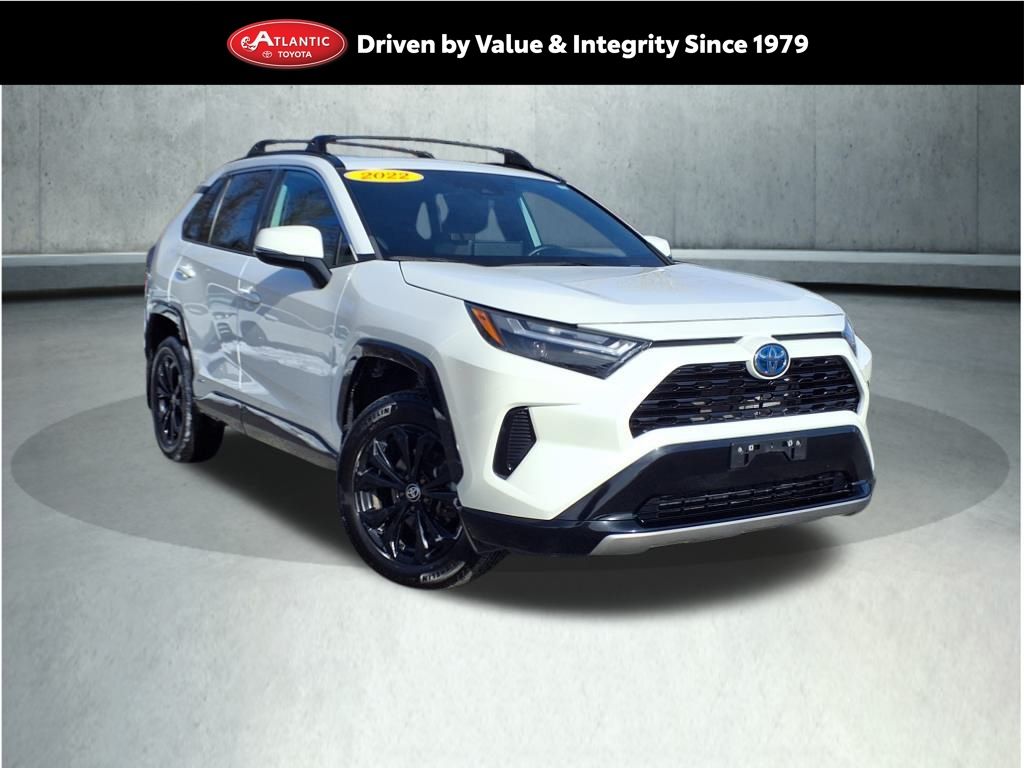 2022 Toyota RAV4 SE's photo