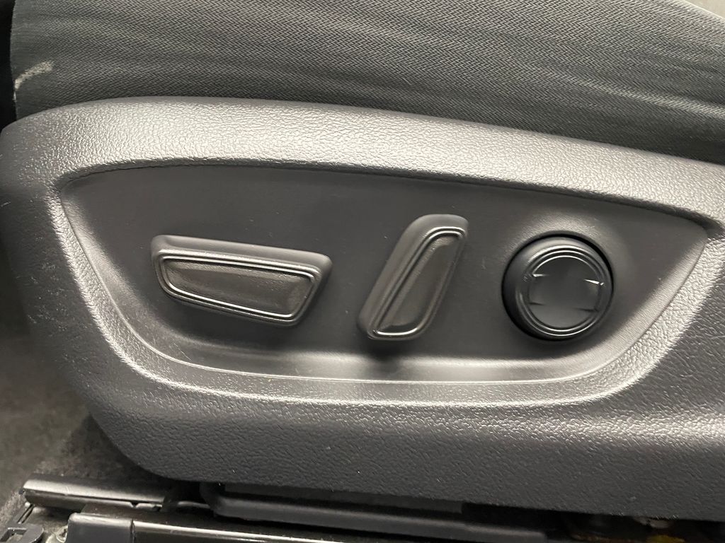 Thumbnail: 2021 Toyota Camry - 14