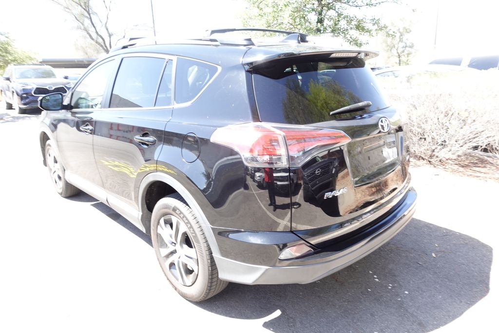 2018 Toyota RAV4 LE's photo