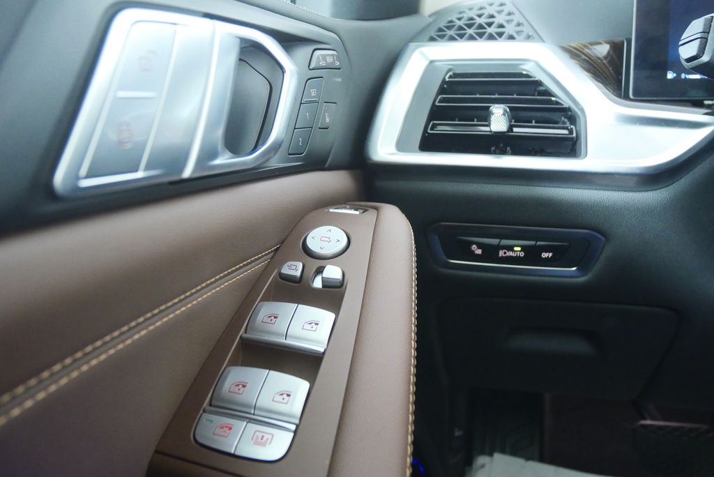 Thumbnail: 2026 BMW X7 - 21