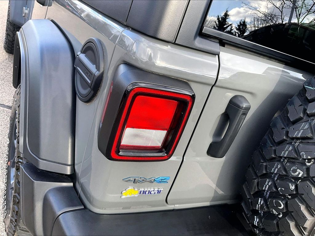 2023 Jeep Wrangler — photo 32