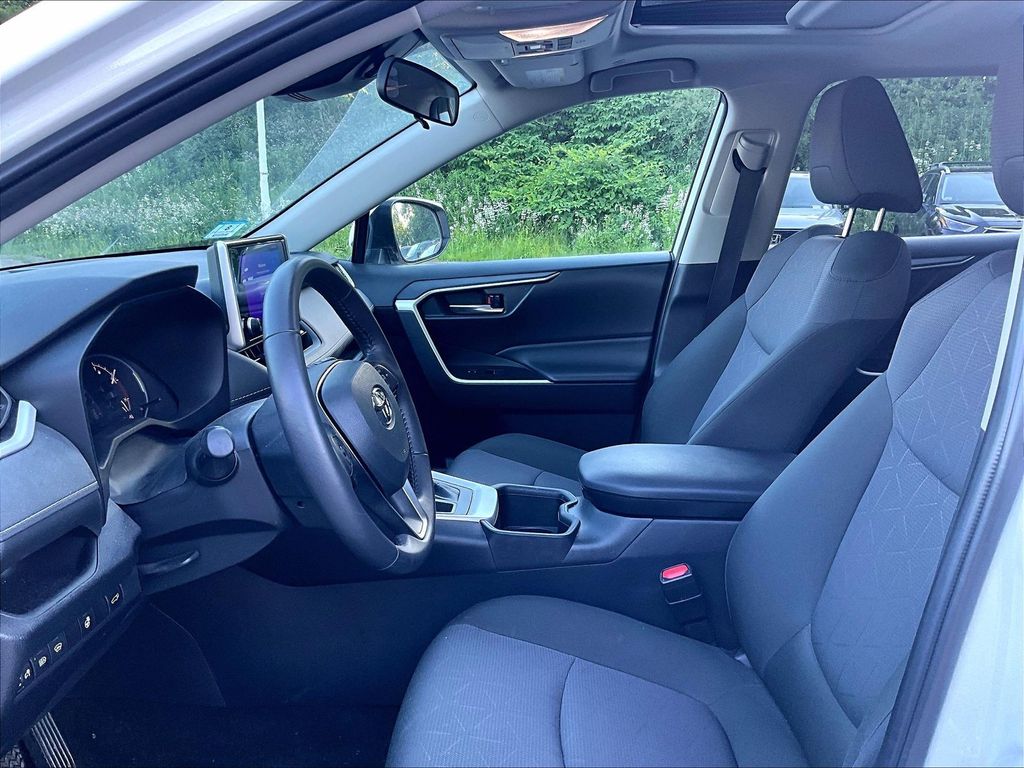 2024 Toyota RAV4 — photo 4