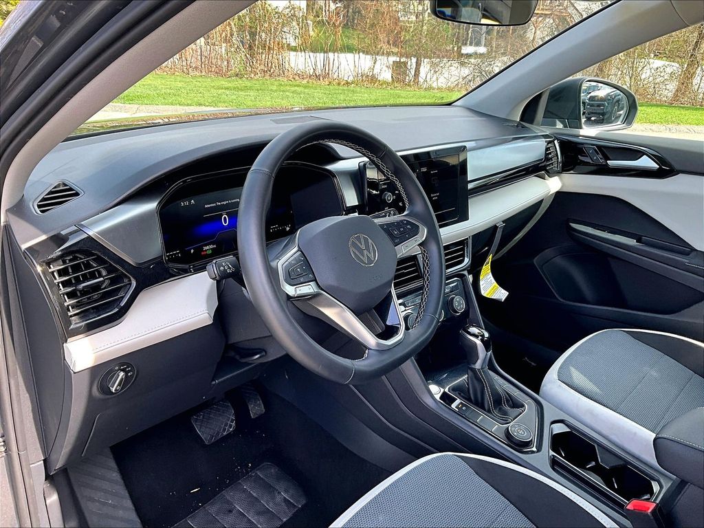 2025 Volkswagen Taos — photo 8